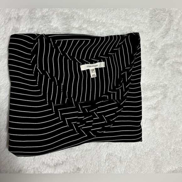 Maurices Black and White Striped Short Sleeve Shirt size Medium - Picture 7 of 8